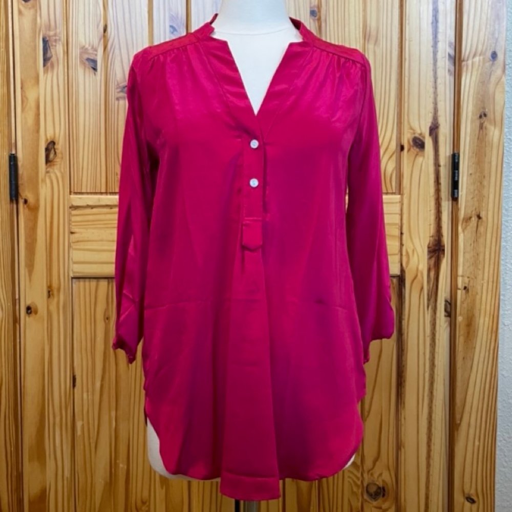 Amour Vert , made in USA, 100% silk, 3 button v neck. M.